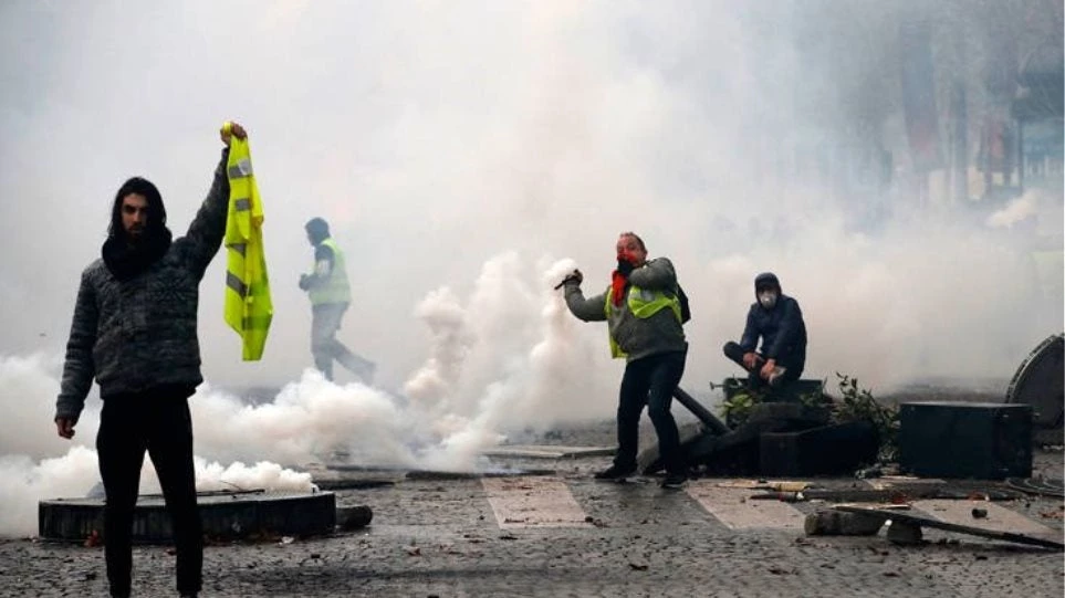 Παραμονή Πρωτοχρονιάς με επεισόδια στη Γαλλία: Σε ετοιμότητα 150.000 αστυνομικοί για τις διαδηλώσεις των Κίτρινων Γιλέκων